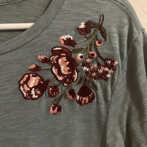 Cute t-shirt with embroidered detail - Picture 2 of 4